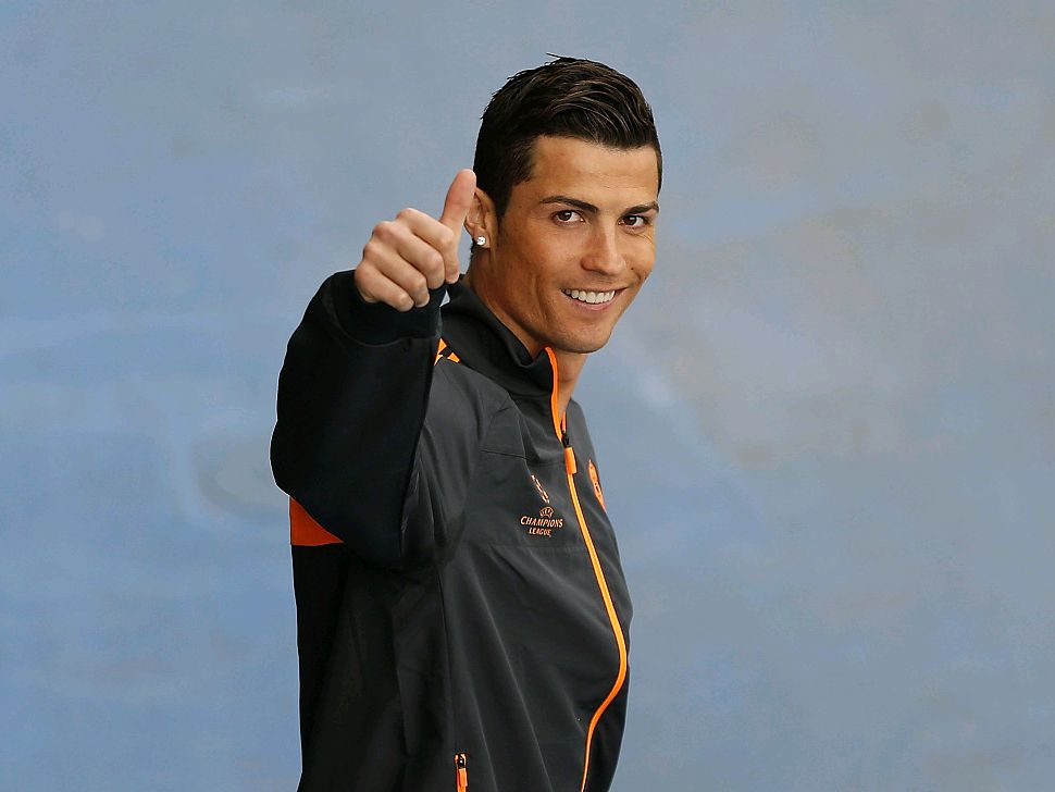 太阳报：森林后卫埃纳在养伤期间和其他球员的女友谈恋爱（太阳报称：森林后卫埃纳伤停期间疑与其他球员的女友相恋）