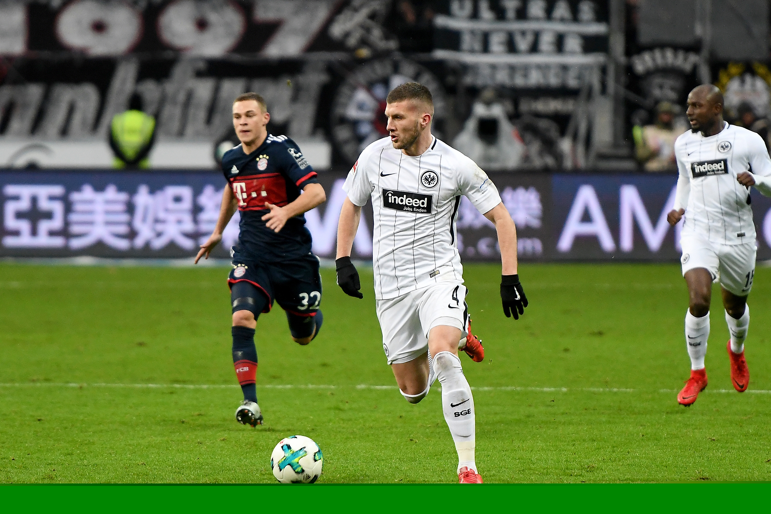 国王杯半场：费尔明造险，CD瓜达拉哈拉暂0-0巴塞罗那（国王杯半场战报：费尔明制造威胁，CD瓜达拉哈拉与巴塞罗那暂0-0互交白卷）