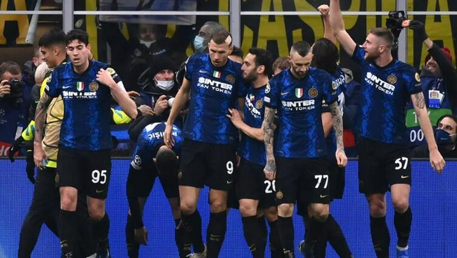 半场： 萨索洛2-1佛罗伦萨，曼德拉戈拉点射，沃尔帕托破门（半场战报：萨索洛2-1领先佛罗伦萨，曼德拉戈拉点球命中，沃尔帕托破门）