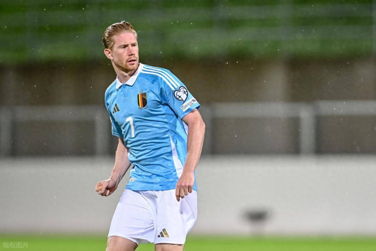 TA：因现代足球重视边路与攻防转换，菱形中场阵型已几乎绝迹（TA：现代足球强调边路与攻防转换，菱形中场已几乎消失）